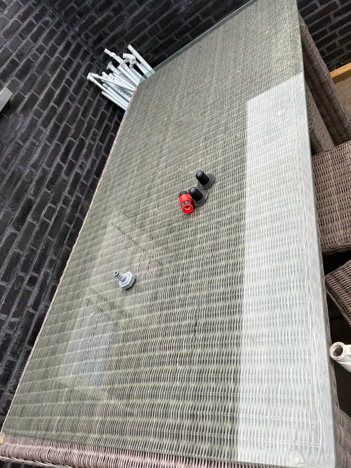 Buiten tafel, Ophalen, Zo goed als nieuw