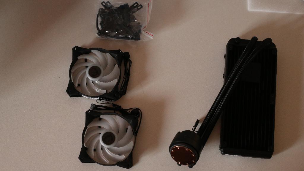 MSI Mag Coreliquid 240R, Computers en Software, Computerkoelers, Ophalen of Verzenden, Nieuw, Waterkoeling
