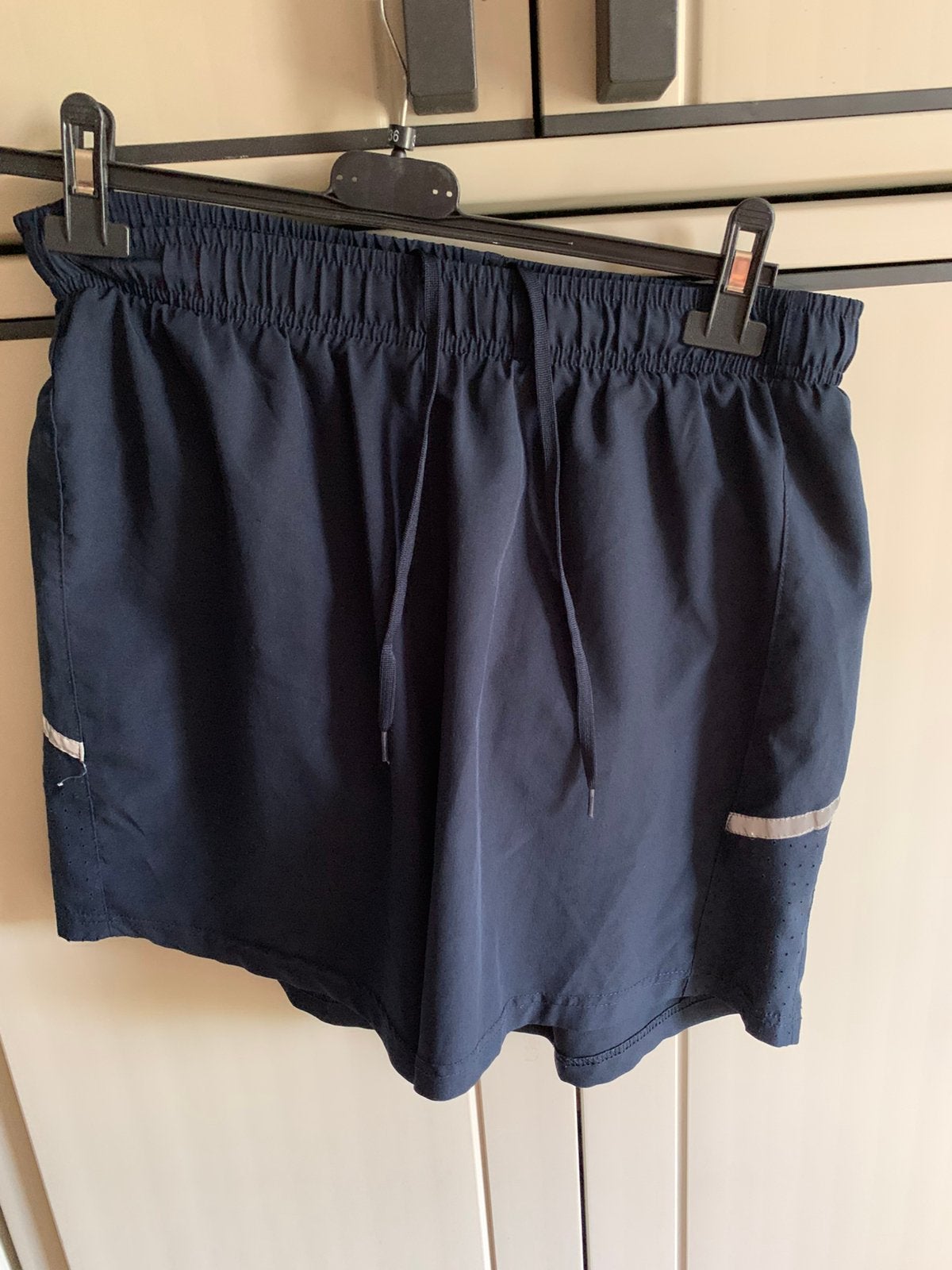 Short de sport peu porté taille M, Vêtements | Hommes, Vêtements de sport, Enlèvement ou Envoi, Comme neuf, Autres types, Bleu