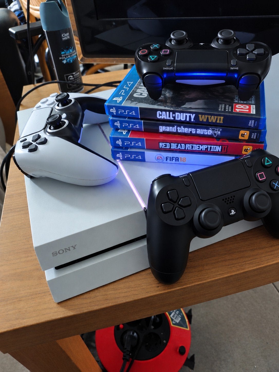 ps4 met 4 games en 3 controllers, Consoles de jeu & Jeux vidéo, 500 GB, Enlèvement ou Envoi, Avec 3 manettes ou plus, Utilisé