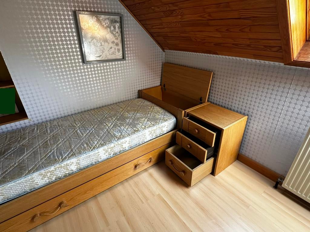 Bed (incl. lattenbodem & matras) + nachtkast + opbergkist, Enlèvement