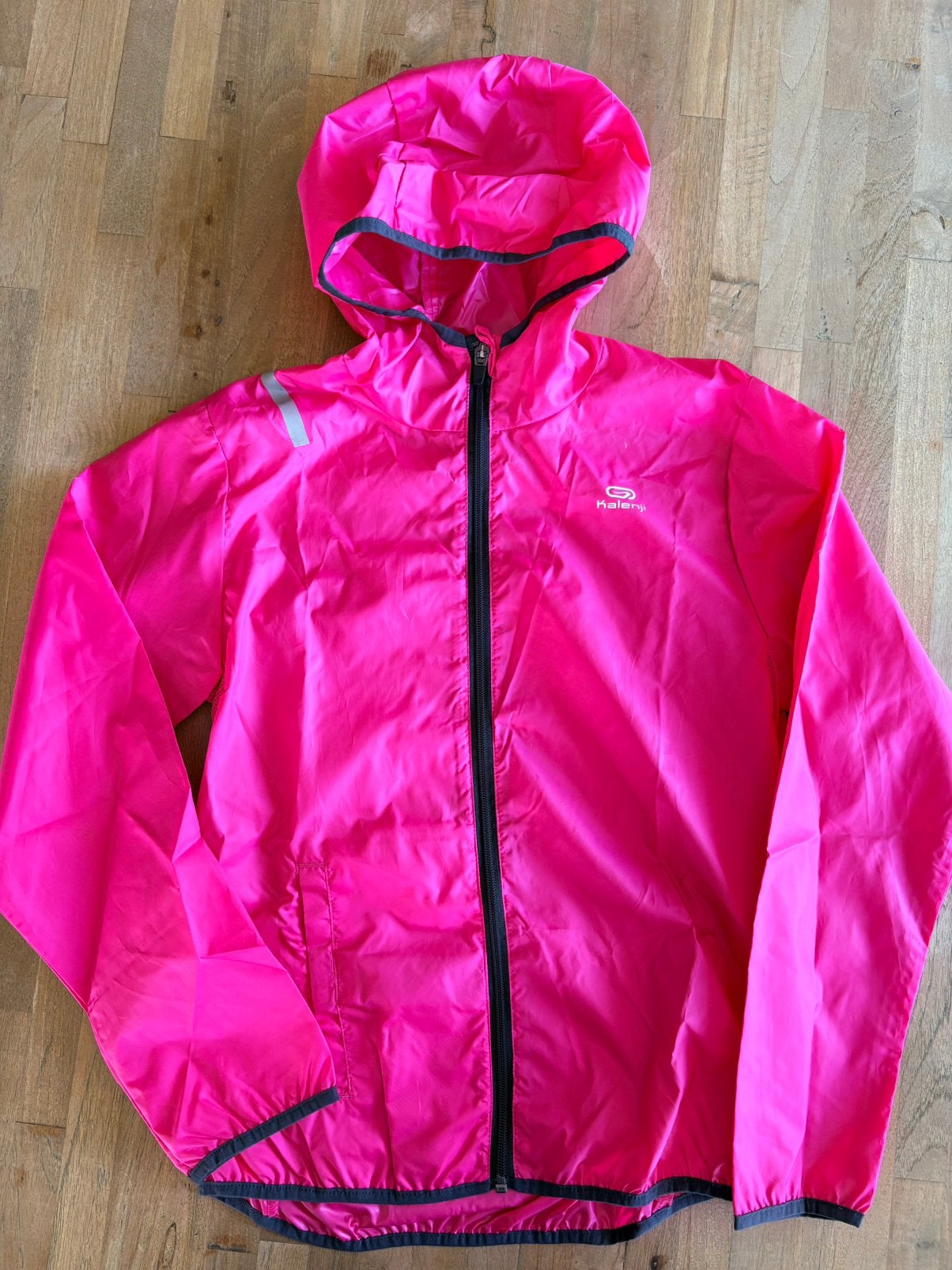 Fuchsia windstop jasje Kalenji, maat 125/132, Enfants & Bébés, Vêtements enfant | Taille 128, Enlèvement ou Envoi, Comme neuf