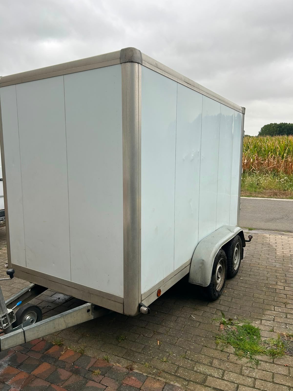 Gesloten geremde aanhangwagen, Ophalen, Gebruikt