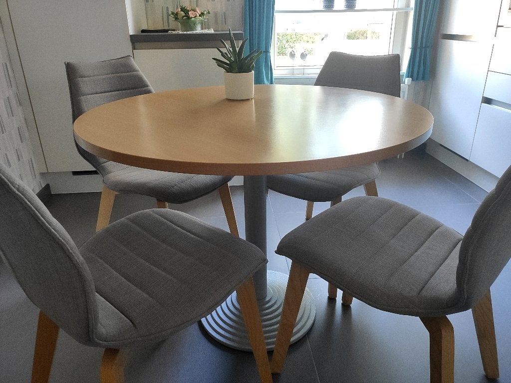 Mooie ronde eettafel met 4 bijpassende stoelen van Alterego., Ophalen, Vier personen, Rond