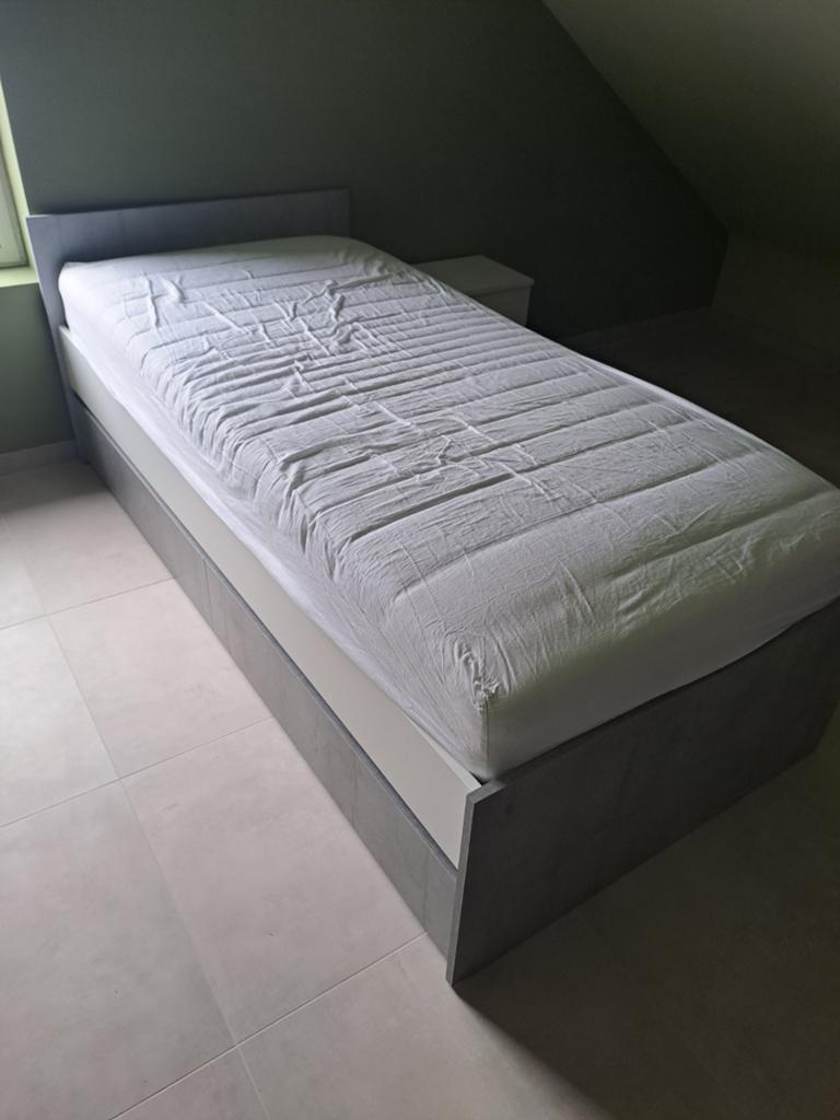 Bed met matras in nieuwstaat, Huis en Inrichting, Ophalen, Matras