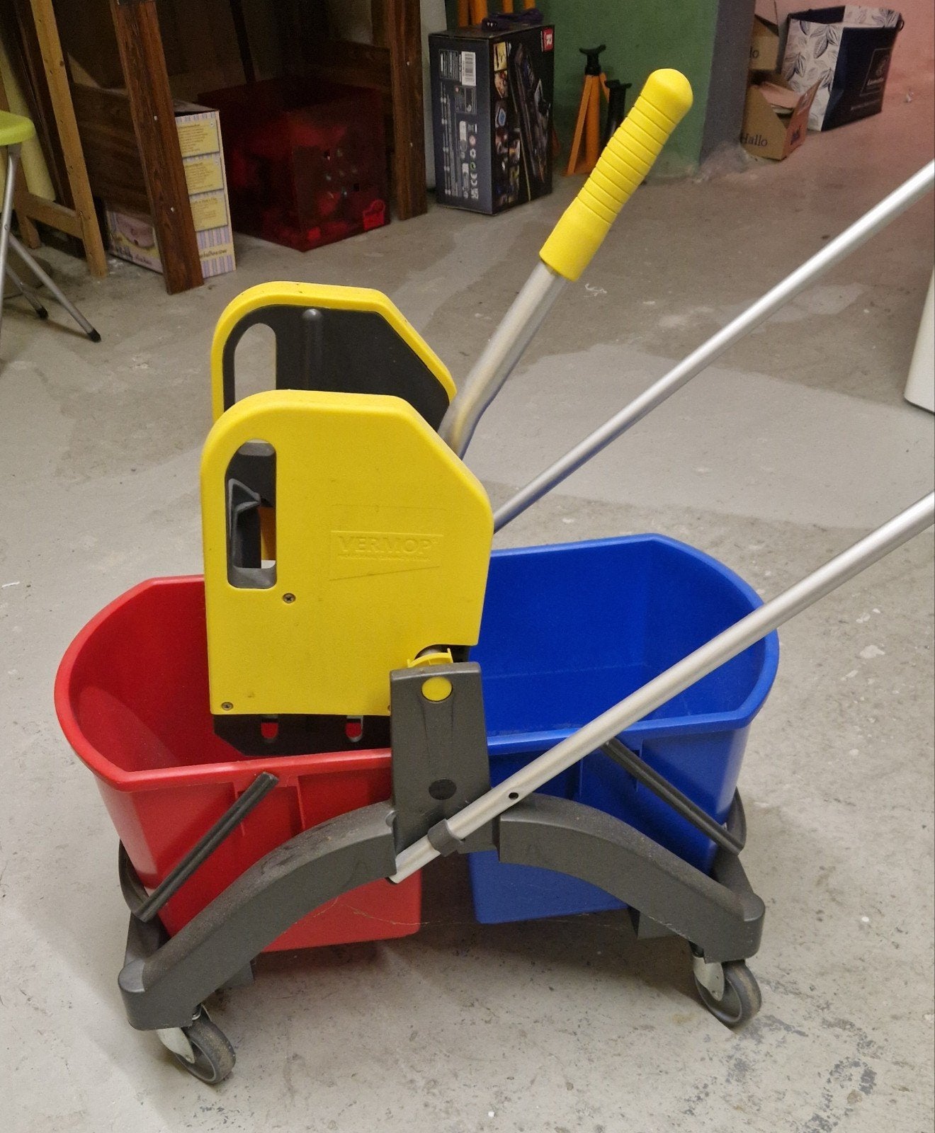 Onderhoudskar met emmers en mop wringer, Ophalen, Dweilemmer, -bak, of -wagen