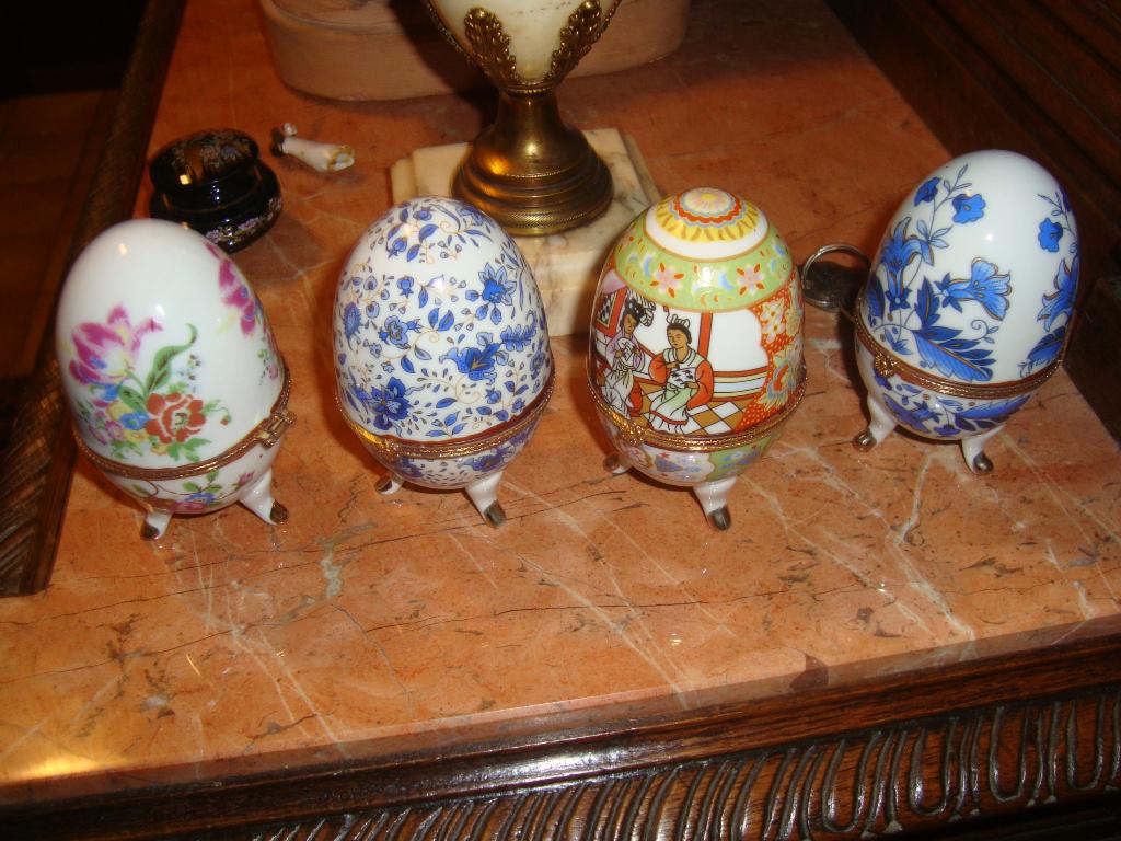 4 Porseleinen eieren., Antiek en Kunst, Ophalen