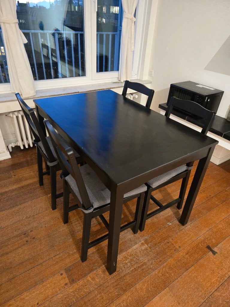 Table en bois + chaises noires IKEA, Maison & Meubles, Enlèvement, Utilisé, Moderne, 4 à 6 chaises