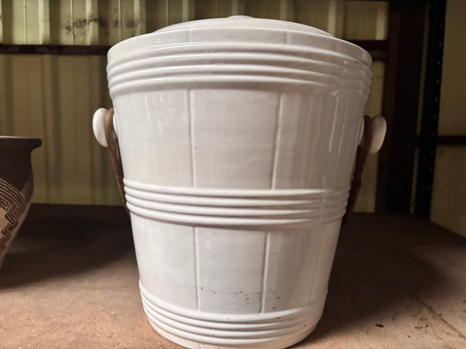 Pot décoratif, seau de nuit, Antiquités & Art, Antiquités | Céramique & Poterie, Enlèvement ou Envoi