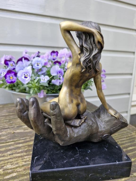 Bronzen beeld ,sensuele vrouw op hand, Ophalen of Verzenden, Beeld, Modern, Vrouw