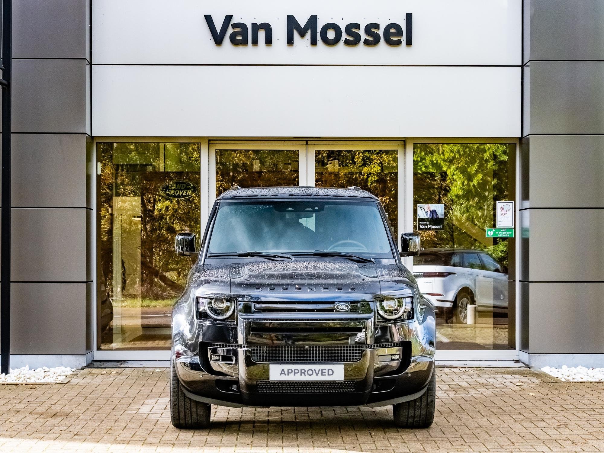 Land Rover Defender 110 P300e X-Dynamic HSE (bj 2026), Auto's, Automaat, Zwart, 300 pk, Overige brandstoffen