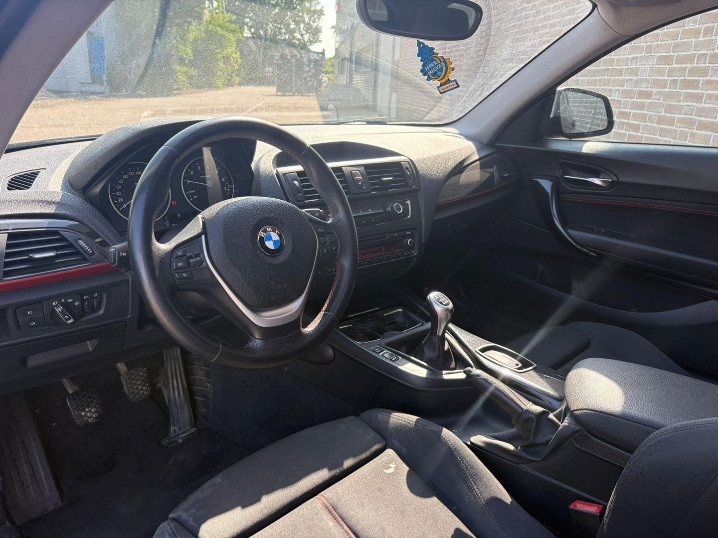 BMW 114 1-serie 114i | Pano | Airco | Cruise | Keyless |, Auto's, BMW, 1 Reeks, 129 g/km, Start-stop-systeem, Zwart