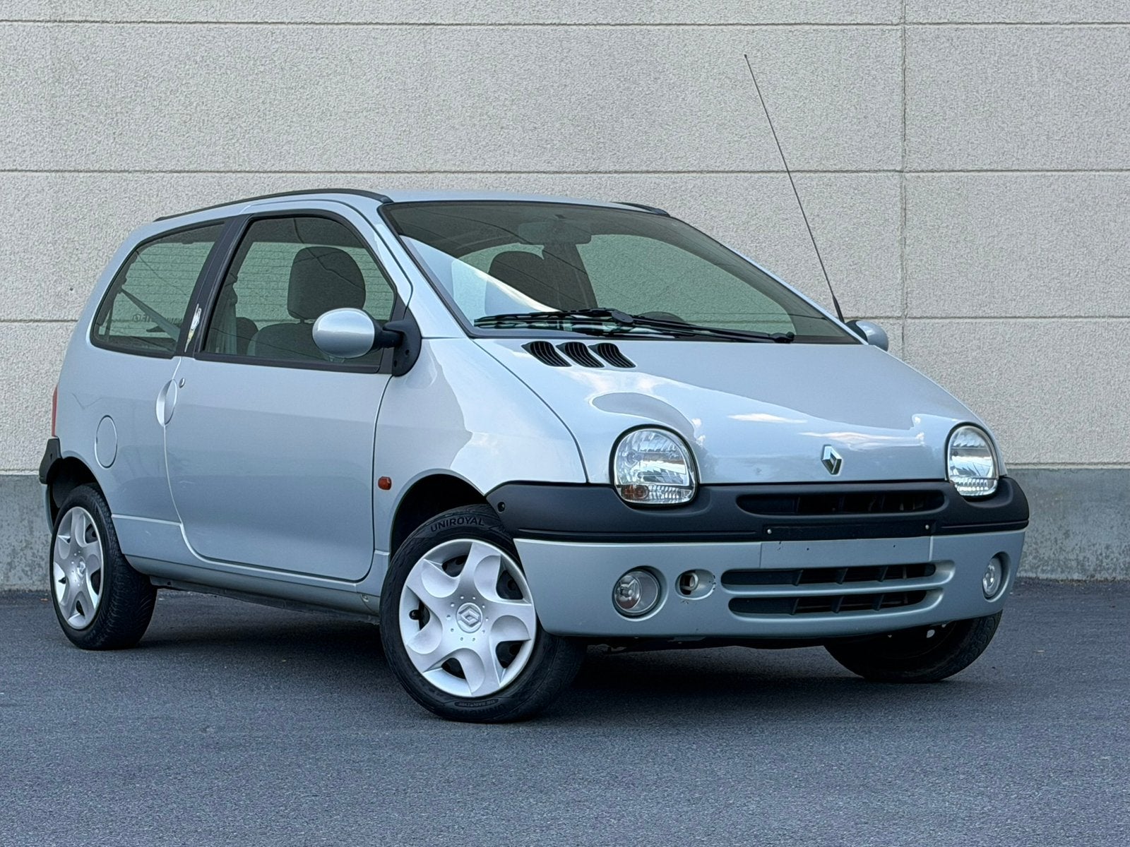 RENAULT TWINGO – SÉRIE SPÉCIALE TINTIN, Autos, Entreprise, Vitres électriques, 3 portes, Essence