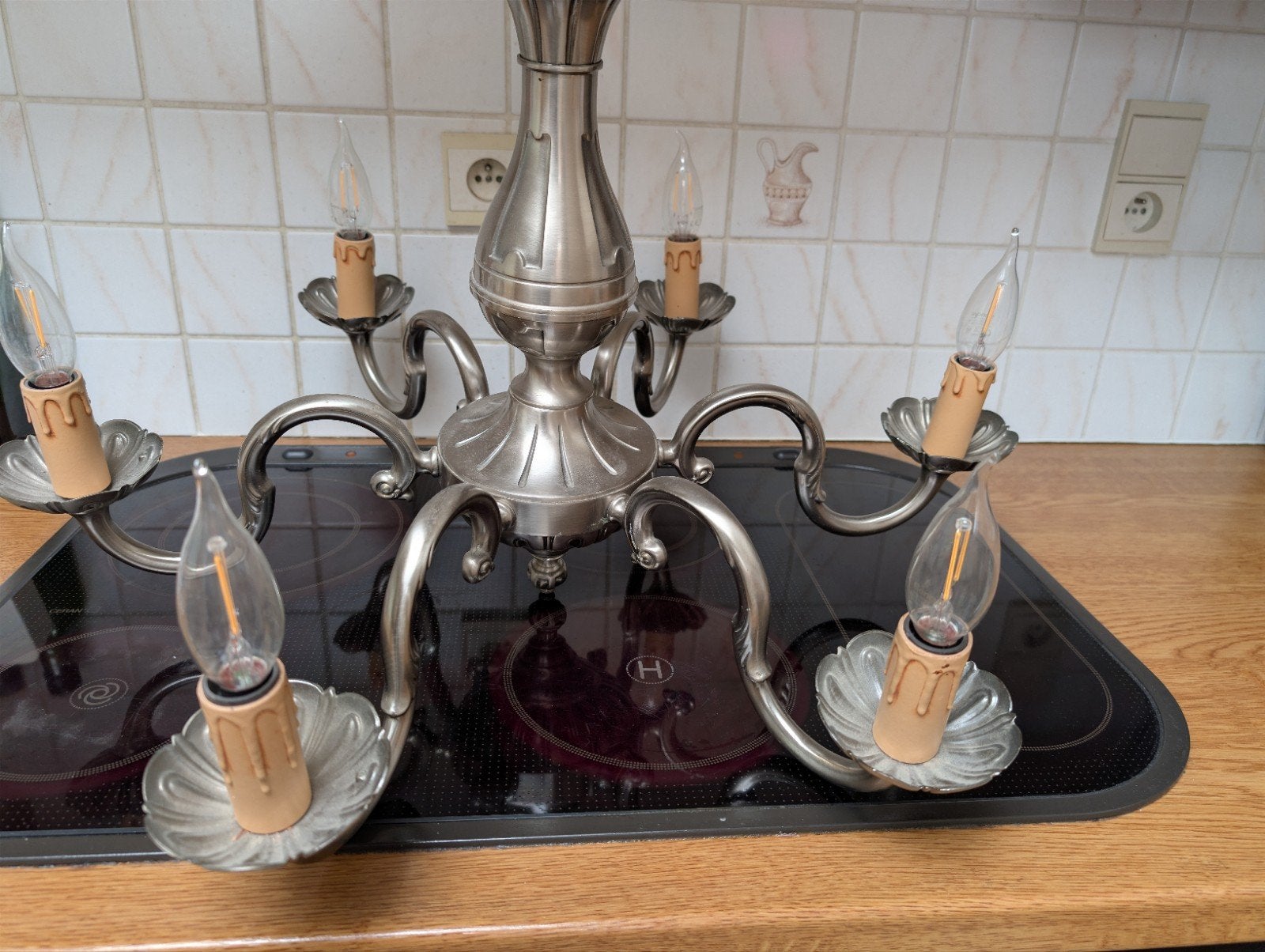 Klassieke zesarmige tinnen kroonluchter, Ophalen