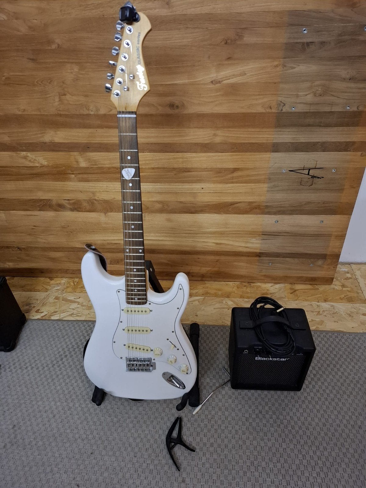 guitare électrique Fazley avec amplificateur, Enlèvement, Comme neuf, Avec ampli