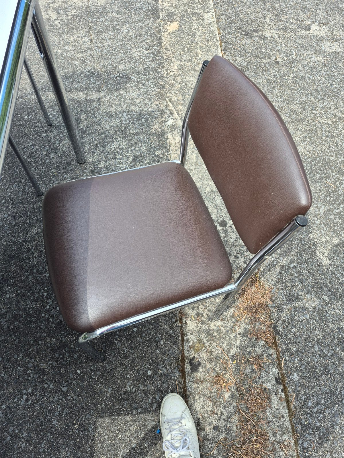 Table avec quatre chaises, Enlèvement