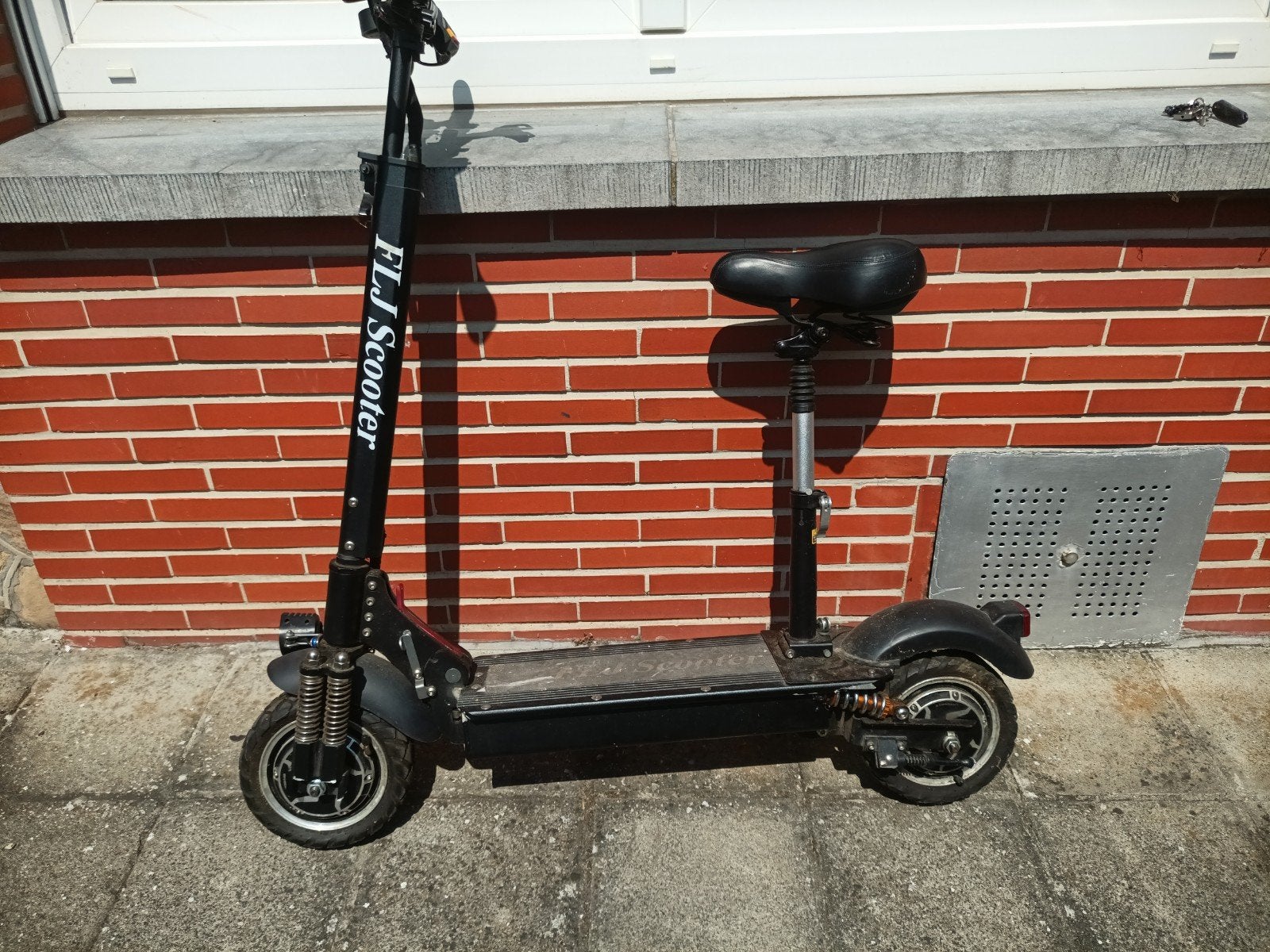 Trottinette électrique avec selle.