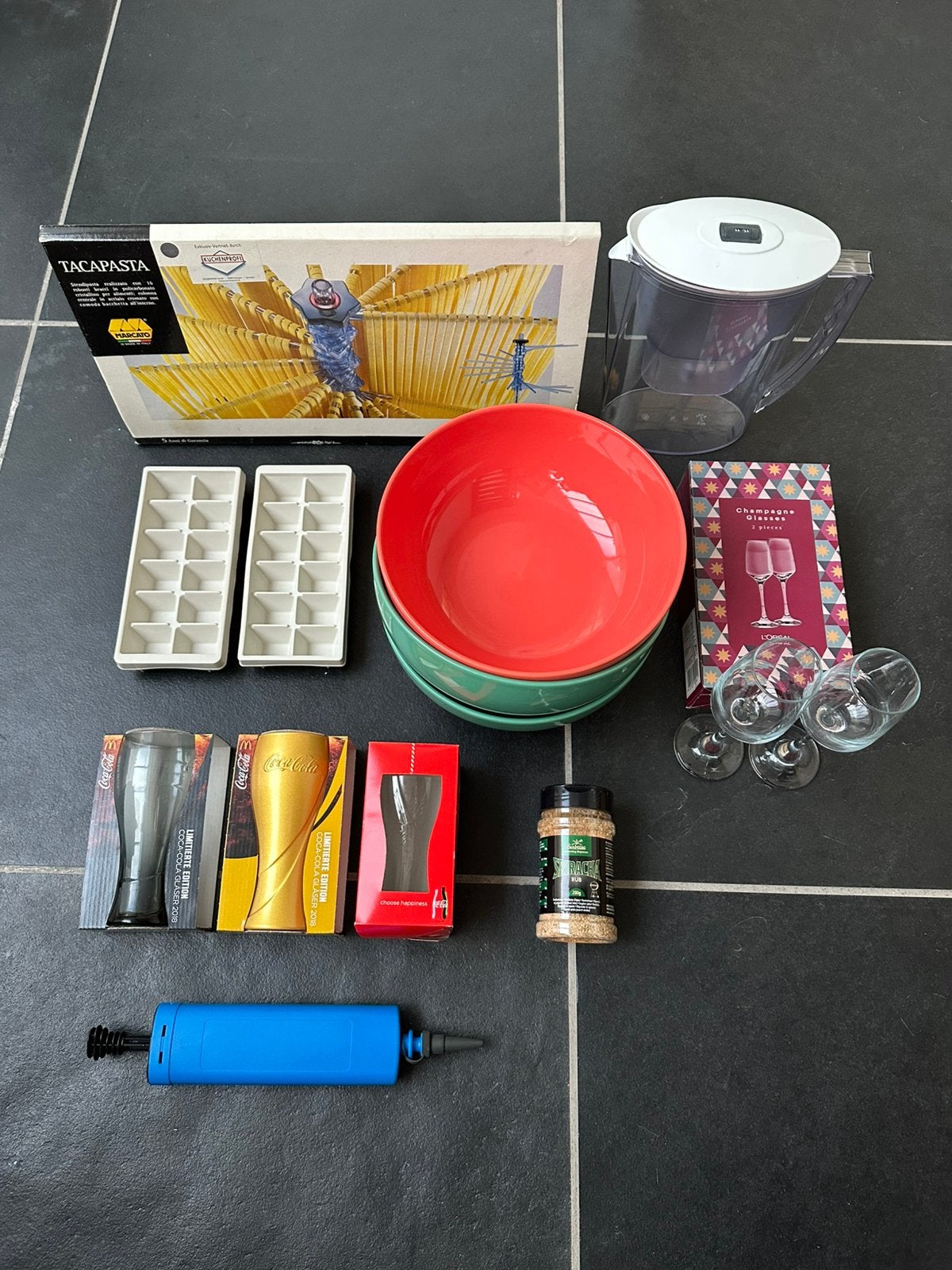Keukenpakket: Pastarek, Coca-Cola, kommen, champagneglazen, Enlèvement, Comme neuf, Multicolore