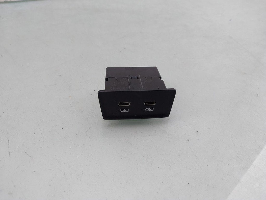 PORT AUX/USB Audi A3 Sportback (8YA) (|8Y0035954|), Auto-Union-Straße  1,
85057  Ingolstadt, DE, Info@audi.de, Audi, Utilisé
