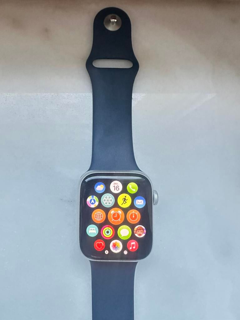 Apple Watch SE 44 mm - Goede staat - Inclusief oplader, Ophalen, Conditie, Zo goed als nieuw, Blauw