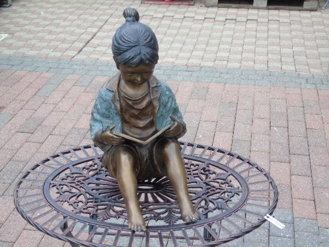 statue une fille assis a la lecture en bronze, Jardin & Terrasse, Enlèvement ou Envoi, Neuf