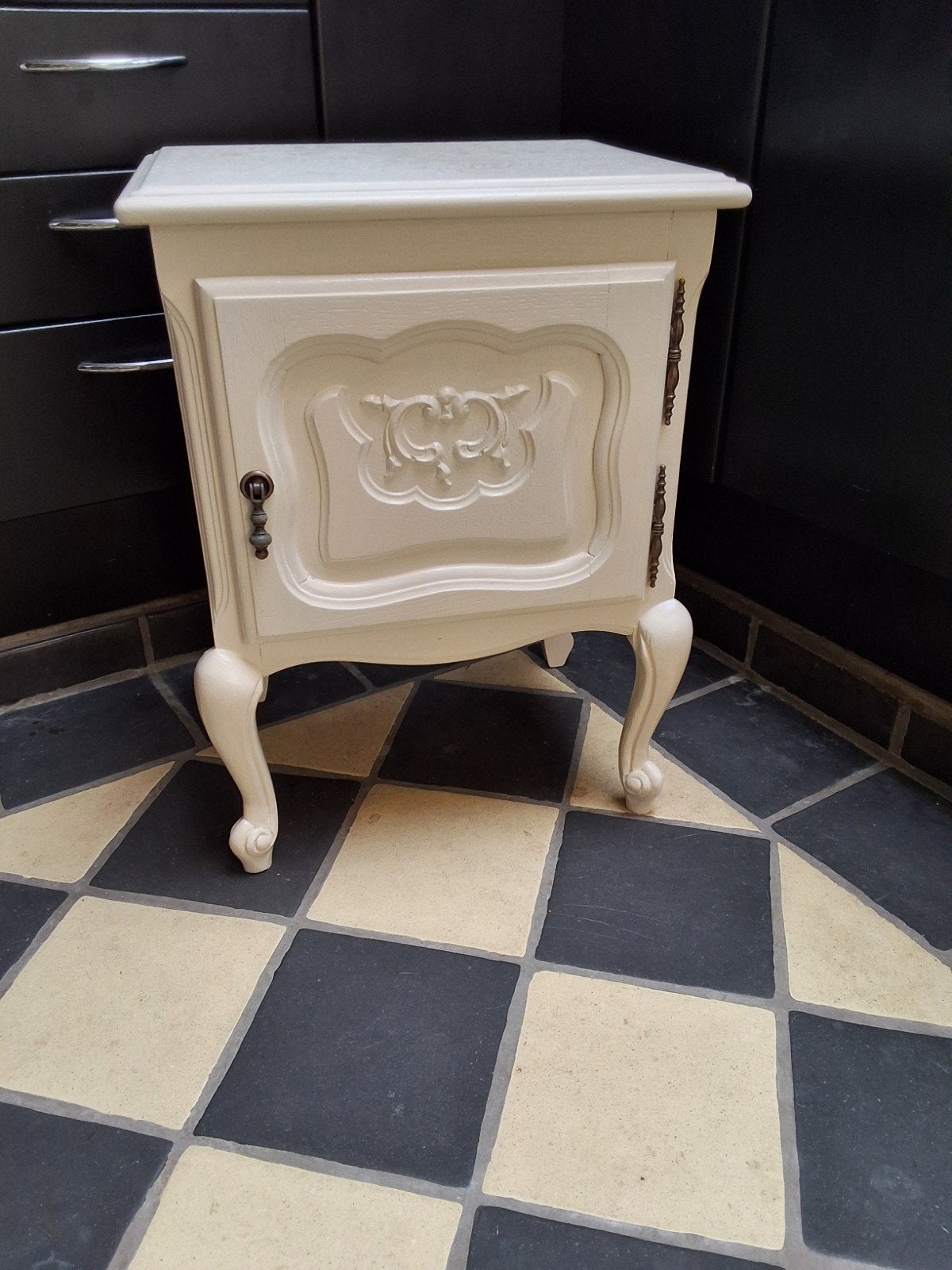 table de chevet, peinte en blanc, Maison & Meubles, Enlèvement