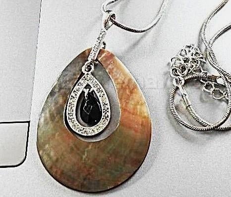 AVON : beau pendentif , nacre sur chaine, Bijoux, Sacs & Beauté, Colliers, Enlèvement ou Envoi, Neuf, Beige, Autres matériaux