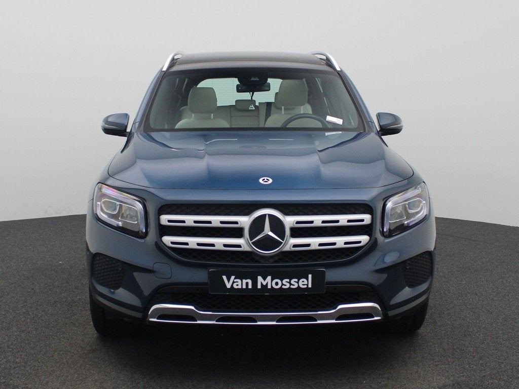 Mercedes-Benz GLB 200 LUXURY LINE + LEDER + PANO + 7-ZIT + C, Beige, 4 cilinders, Blauw, https://public.car-pass.be/vhr/1d062dd3-3c67-44aa-ba66-72259be32b93