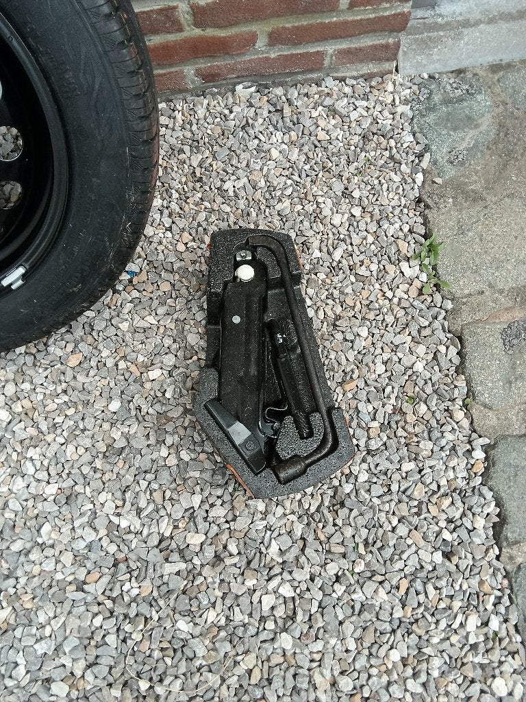 Roue de secours peugeot 107 avec crick, Enlèvement, Pneus et Jantes