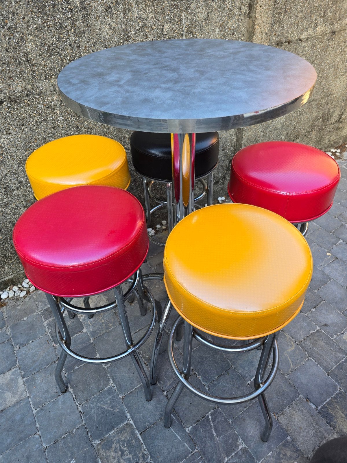 Vintage. Diner tafel en barkrukken. Jaren '50., Huis en Inrichting, Barkrukken, Ophalen, 90 cm of meer, Kunststof, Gebruikt