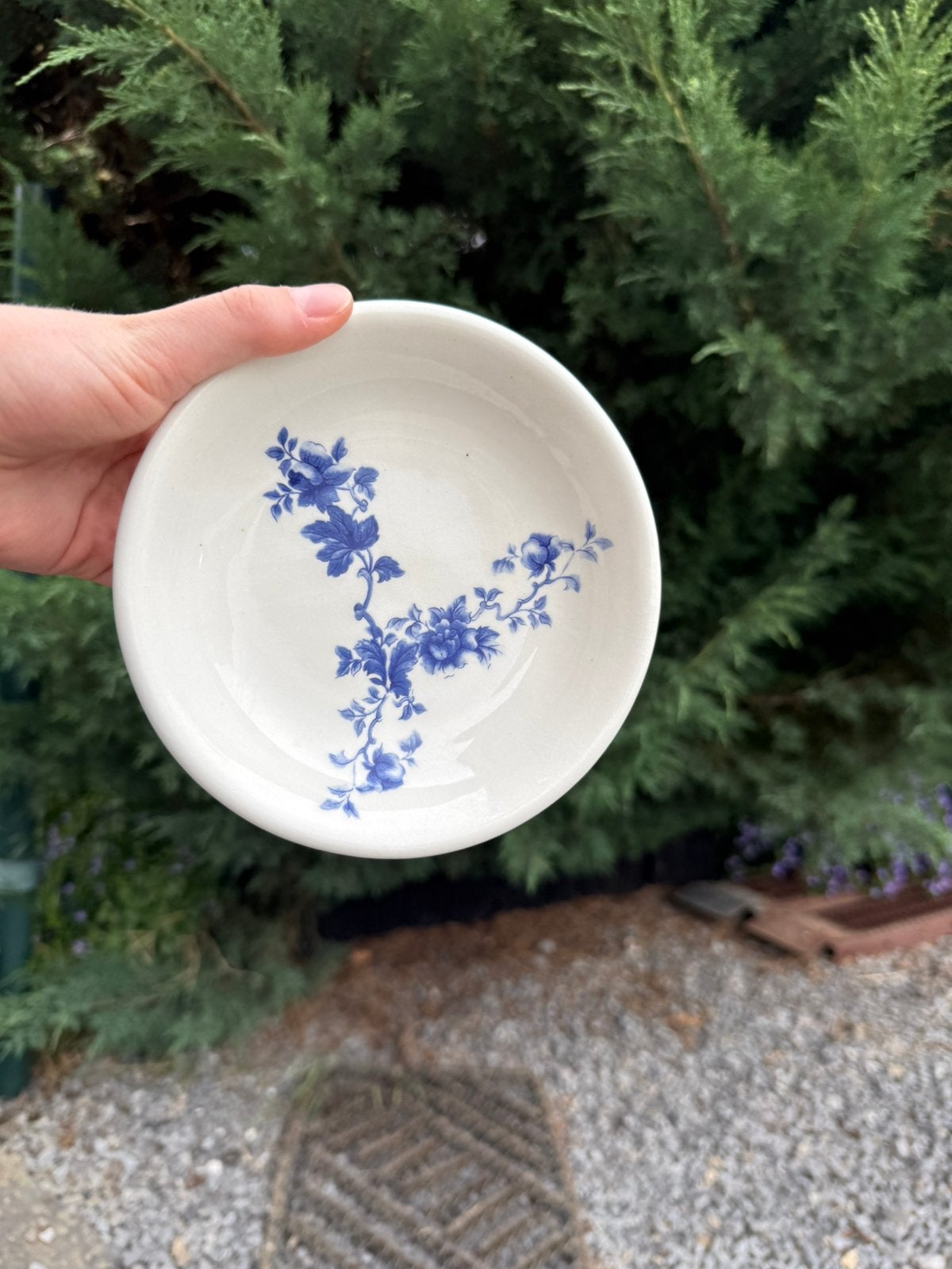 Petit bol en porcelaine décor fleurs bleues, Antiquités & Art, Envoi