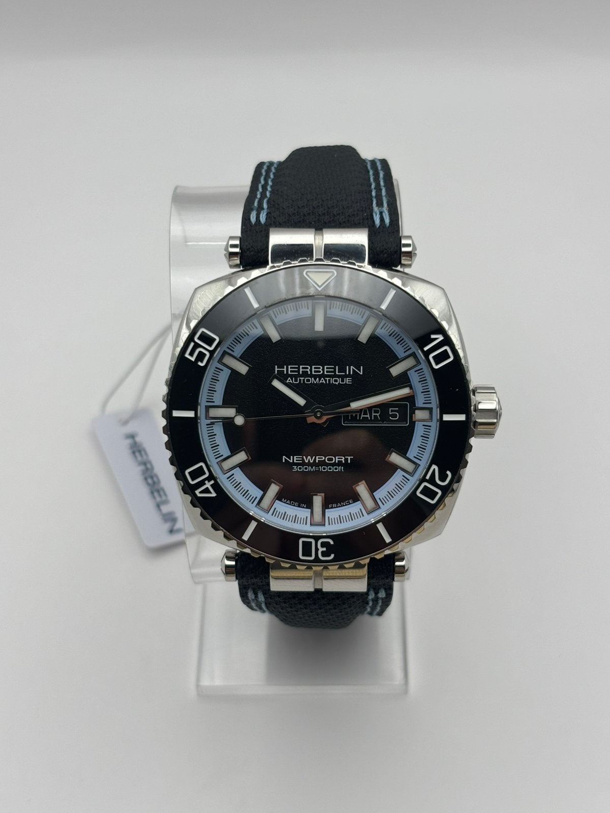 MICHEL HERBELIN - NEWPORT – DIVER AUTOMATIQUE – REHAUT BLEU, Enlèvement ou Envoi, Comme neuf