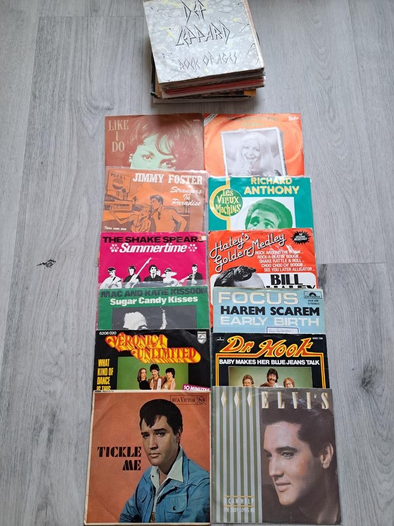 Lotje van 44 singels met kaartjes voor op de jukebox., Verzenden