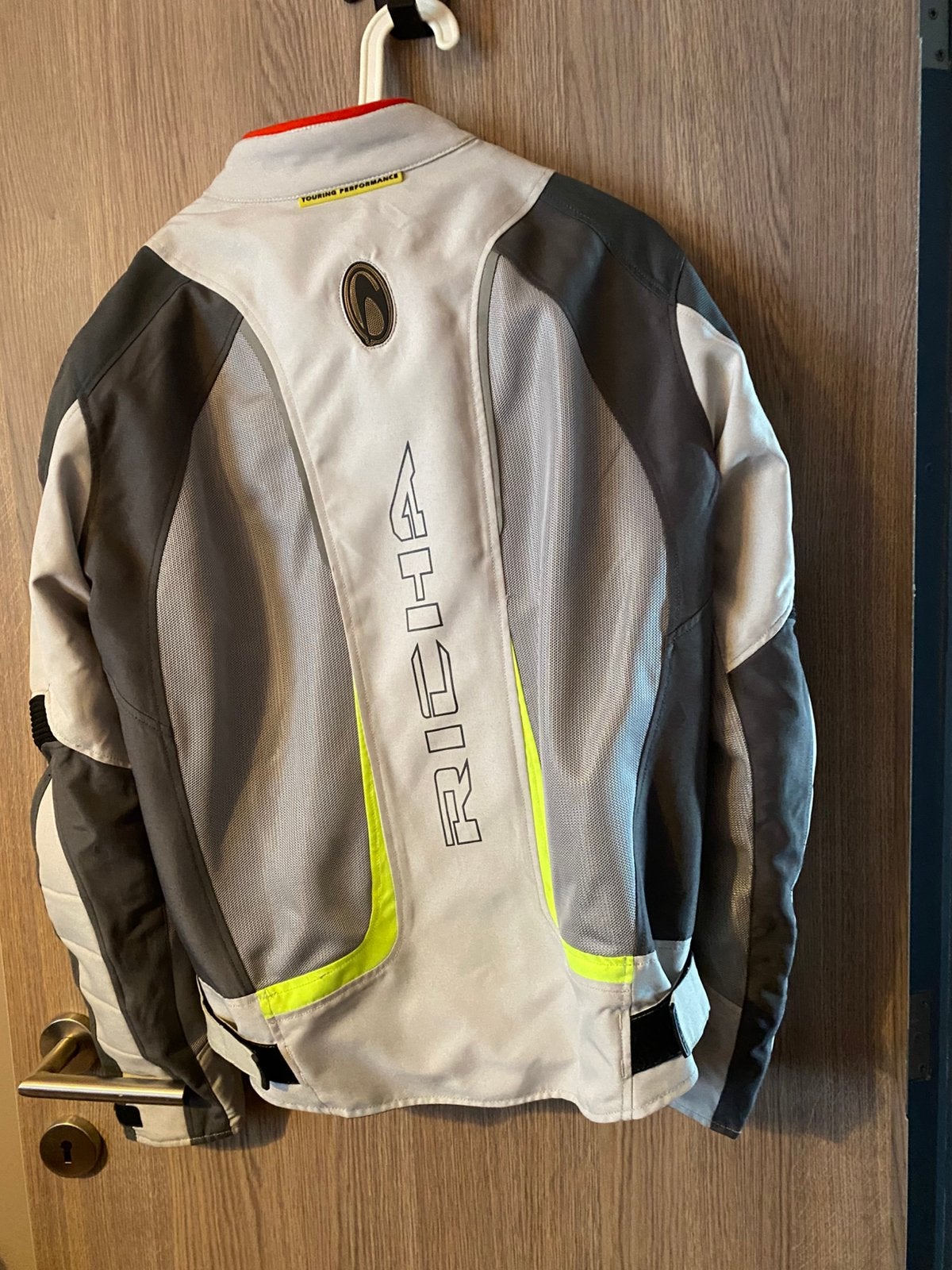 Motorvest voor tussenseizoen, Motoren, Ophalen