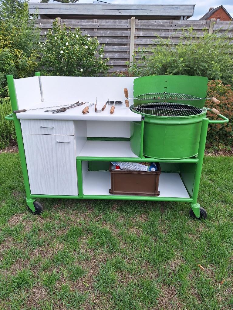 Unieke mobiele BBQ op wielen – met accessoires, Tuin en Terras, Houtskoolbarbecues, Ophalen, Gebruikt, Onbekend, Met accessoires