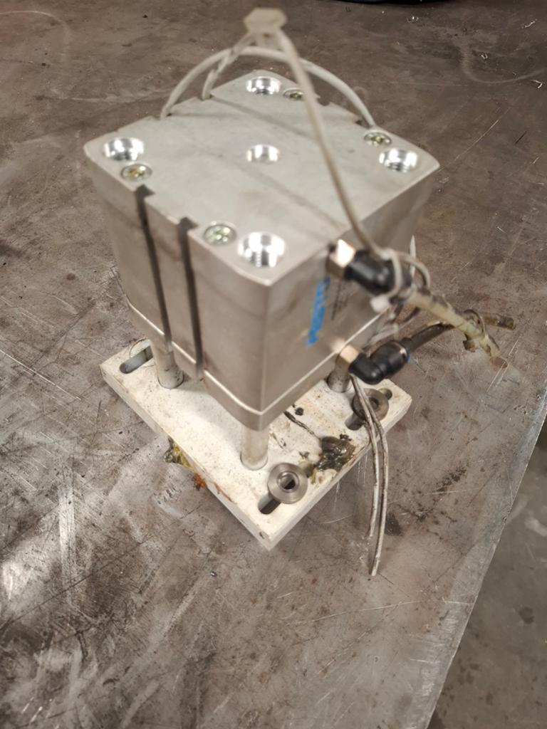Festo cilinder, Enlèvement