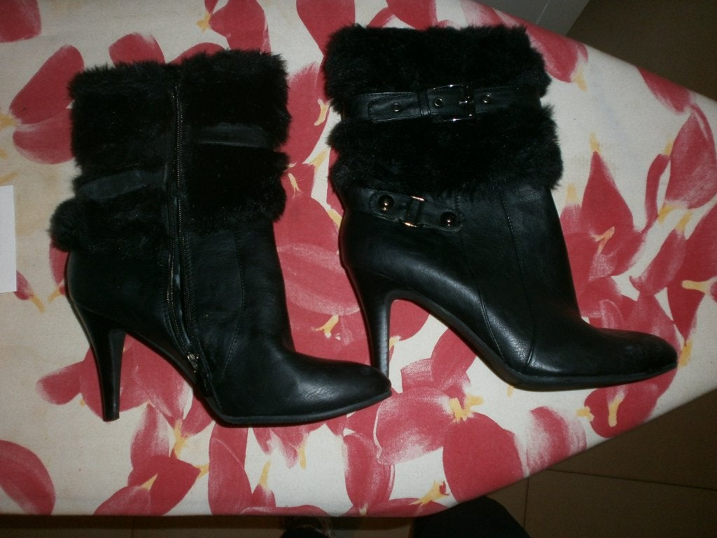 Bottillons noirs à fourrure et talons 41 NEUFS, Zwart, Lage of Enkellaarzen, Nieuw, Ophalen of Verzenden