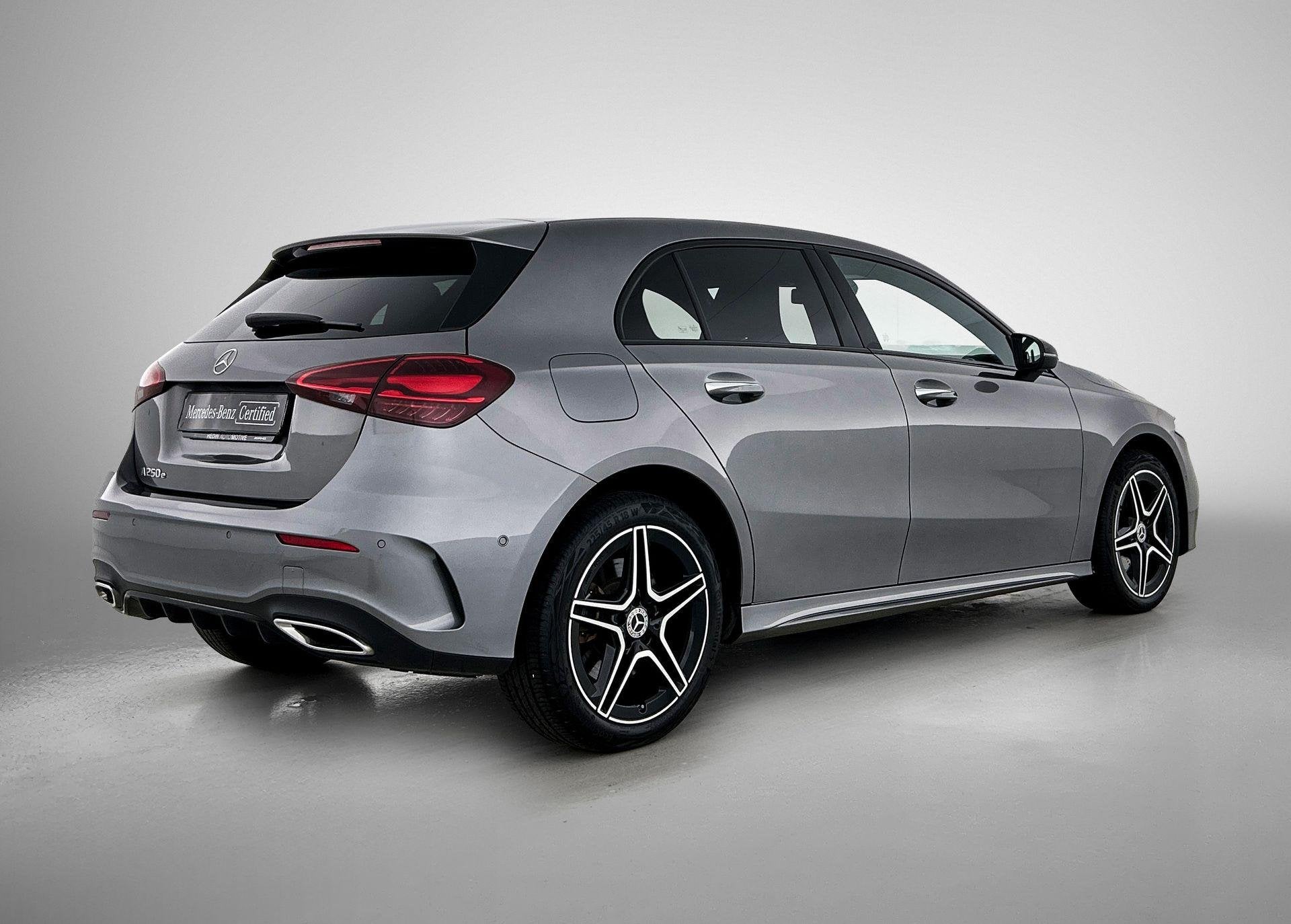 Mercedes-Benz A-Klasse 250 e Hatchback AMG Line | Night Pack, Auto's, Dealer onderhouden, Stof, Gebruikt, 4 cilinders