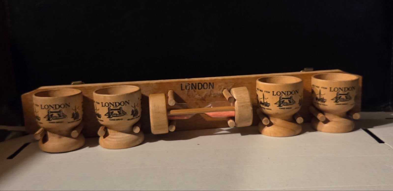 Ensemble de gobelets à œufs London Souvenir, Enlèvement ou Envoi, Neuf, Bois, Brun