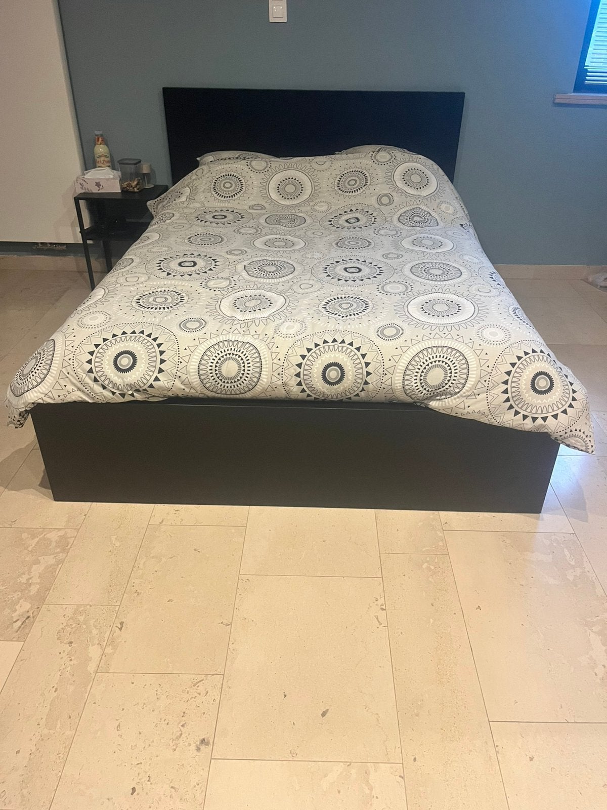 Lit ikea malm + matelas+ table de nuit, Maison & Meubles, Enlèvement, Comme neuf, Deux personnes