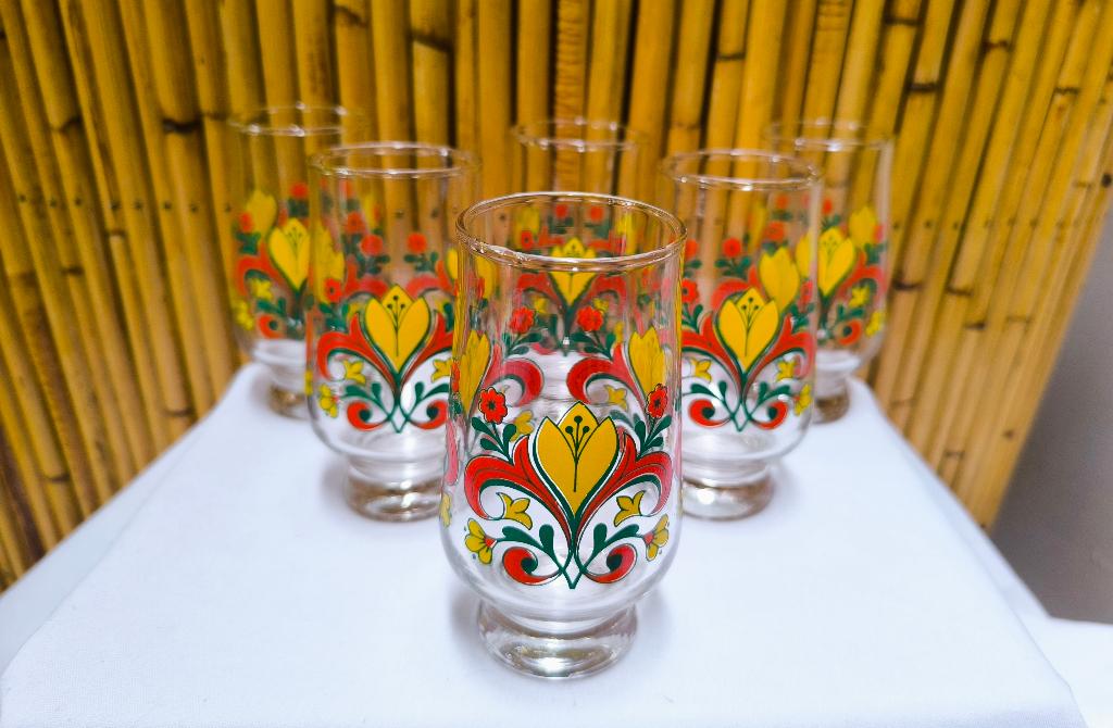 Zes vintage waterglazen uit 1970 met gele bloemendecoratie, Ophalen of Verzenden, Gebruikt, Waterglas