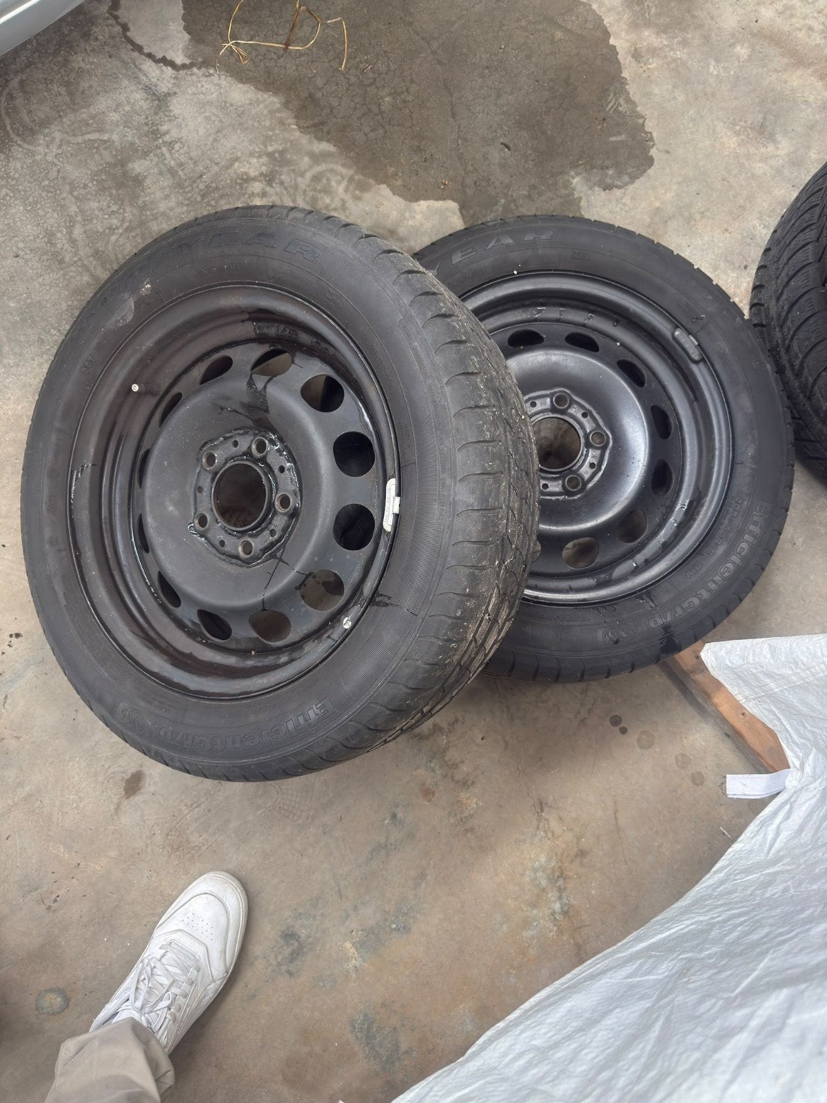 2 pneus Goodyear sur jantes en acier 205/55 R16, Autos : Pièces & Accessoires, Pneus hiver, 16 pouces, Véhicule de tourisme, 205 mm