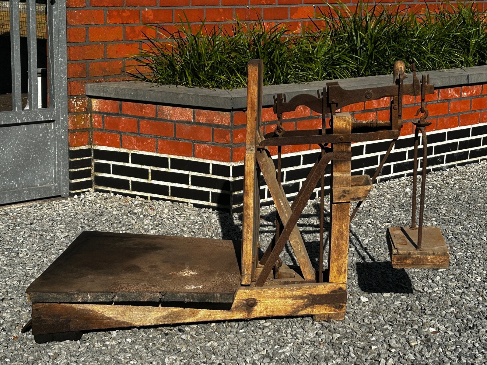 Oude baskuul met gewichten, Enlèvement