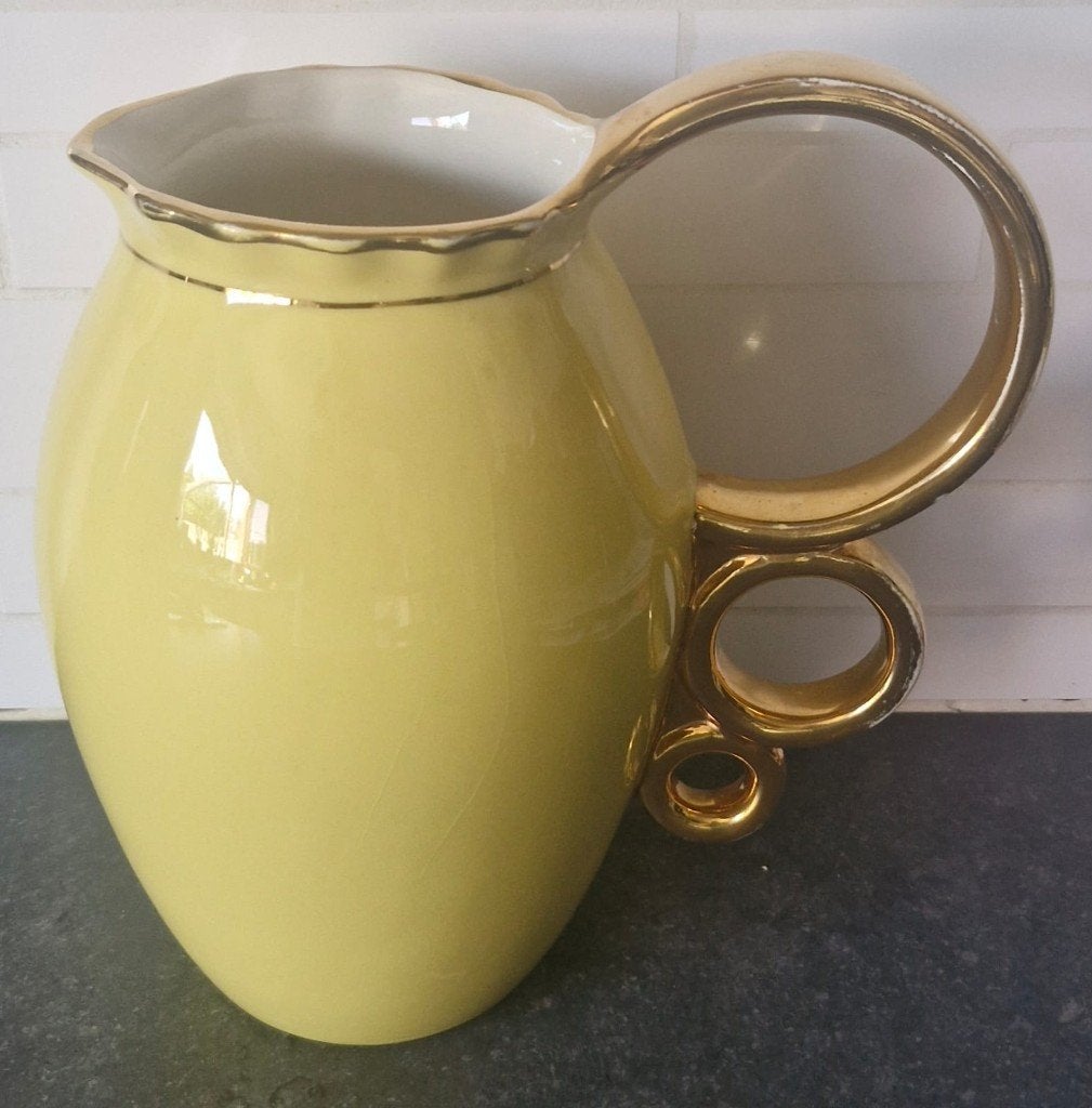 Gele kan met goud handvat in keramiek, Antiek en Kunst, Ophalen