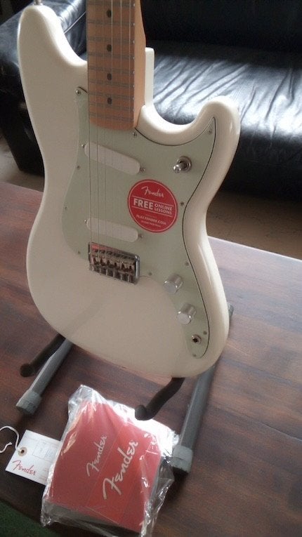Neuve: Fender Duo-Sonic Aged White MN SS, Musique & Instruments, Enlèvement ou Envoi, Neuf, Solid body, Fender