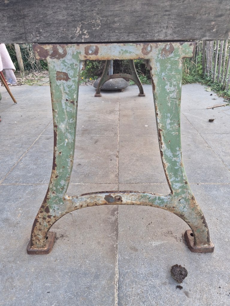 Oud onderstel tafel, Enlèvement