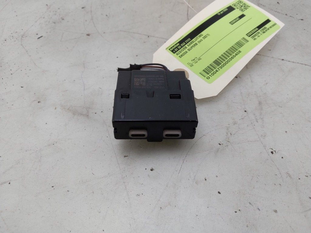 PORT AUX/USB Skoda Superb Combi (3V5) (|3G5035954A|), Utilisé, Info@skoda-auto.de, Skoda, Max-Planck-Straße  3-5
64331  Weiterstadt, DE
