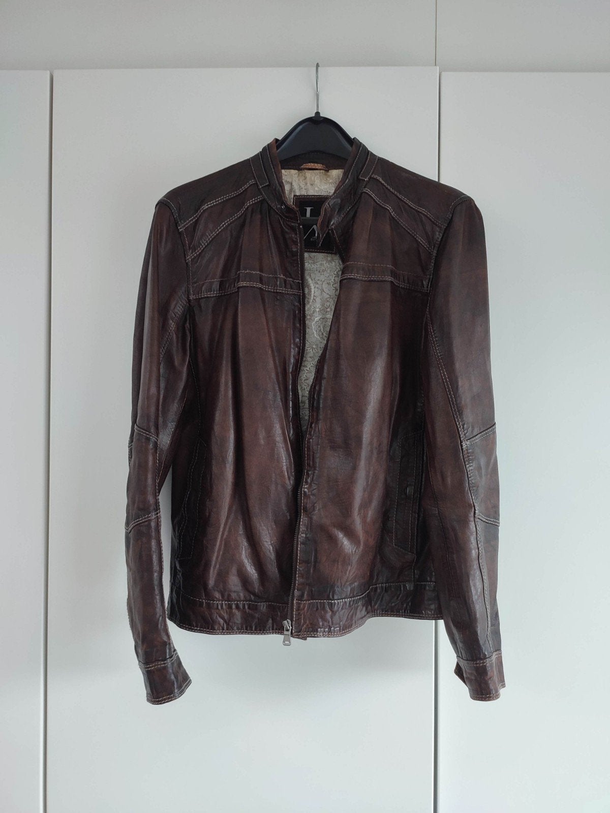 Gilet en cuir, Enlèvement