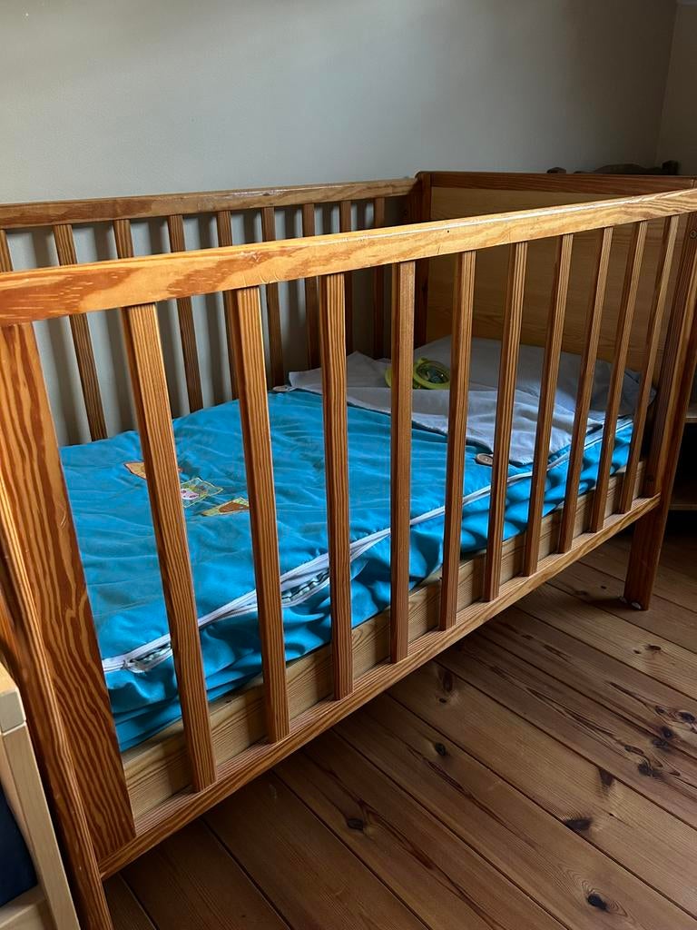 Beau lit d’enfant solide en bois, Enlèvement, Utilisé, Lit