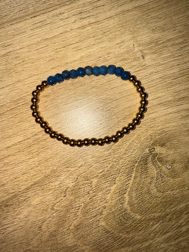 Bracelet perles dorée et bleue, Enlèvement ou Envoi, Neuf, Or, Avec bracelets à breloques ou perles